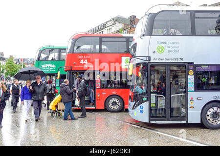 Nottingham, UK. 19. Mai 2017. Nottingham Stadttransport anzeigen auf dem alten Marktplatz der grünsten Weltflotte Biogas Doppeldeckerbusse. Sie sind fällig für den öffentlichen Dienst in diesem Sommer. Bildnachweis: Ian Francis/Alamy Live-Nachrichten Stockfoto