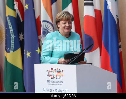 Berlin, Deutschland. 19. Mai 2017. Bundeskanzlerin Angela Merkel bereitet sich auf eine Rede bei der G20 Gesundheitsminister Treffen in Berlin, Hauptstadt Deutschlands, am 19. Mai 2017 zu liefern. Die G20 Gesundheitsminister Treffen startete am Freitag und dauert bis Samstag. Bildnachweis: Shan Yuqi/Xinhua/Alamy Live-Nachrichten Stockfoto