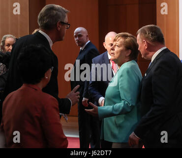 Berlin, Deutschland. 19. Mai 2017. Bundeskanzlerin Angela Merkel (2. R) im Gespräch mit Delegierten, die an die G20 Gesundheitsminister Treffen am 19. Mai 2017 in Berlin, Hauptstadt Deutschlands. Die G20 Gesundheitsminister Treffen startete am Freitag und dauert bis Samstag. Bildnachweis: Shan Yuqi/Xinhua/Alamy Live-Nachrichten Stockfoto