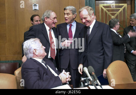 Washington, DC - 11. Januar 2001--US-Senator Joseph Lieberman (Demokrat von Connecticut) Kollegen begrüßen ihn zurück in den Senat in Washington, DC am 11. Januar 20001 nach seiner erfolglosen Vizepräsident lang. Von links nach rechts: US-Senator Edward M. "Ted" Kennedy (Demokrat von Massachusetts), US-Senator Carl Levin (Demokrat of Michigan), US-Senator John Warner (Republikanische of Virginia) und Senator Lieberman. Bildnachweis: Ron Sachs/CNP - kein Draht-SERVICE - Foto: Ron Sachs/konsolidiert News Fotos/Ron Sachs - CNP Stockfoto