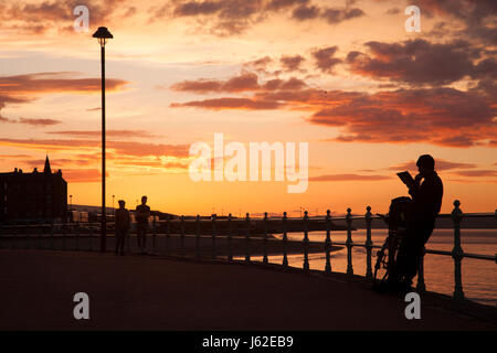 Edinburgh, Schottland. 18. Mai 2017. Schöne sehr farbenfrohe Sonnenuntergang über der Promenade von Portobello Beach in Edinburgh, die Hauptstadt von Schottland, UK. Bildnachweis: Gabriela Antosova/Alamy Live-Nachrichten Stockfoto