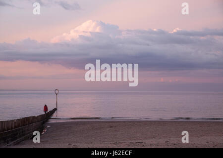 Edinburgh, Schottland. 18. Mai 2017. Schöne sehr farbenfrohe Sonnenuntergang über der Promenade von Portobello Beach in Edinburgh, die Hauptstadt von Schottland, UK. UK-Wetter am 18. Mai 2017 Credit: Gabriela Antosova/Alamy Live News Stockfoto