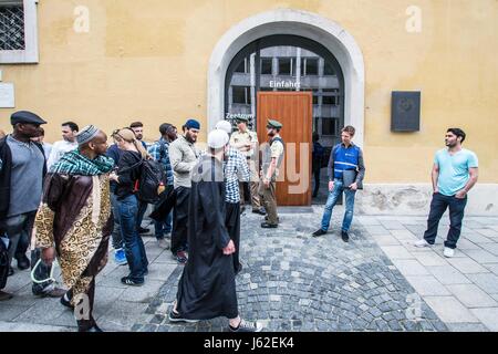 München, Bayern, Deutschland. 19. Mai 2017. Trotz Stornierung einer registrierten Freitag Gebet-Sitzung am Münchner Marienplatz, Muslime montiert und gingen dann die St.-Michael-Church in der Nähe für ihr Freitagsgebet. Die ursprüngliche Demonstration wurde aus Sicherheitsgründen '''' abgebrochen, nachdem radikalen rechten Figuren begann mit der Herstellung Beiträge auf social Networking über Gegenmaßnahmen zu ergreifen. Mit mindestens drei Mitgliedern des III. Weg militanten Neonazi-Terror-Gruppe sowie Golden Dawn waren anwesend, mit mindestens zwei Mitglieder des Pegida. Der ursprüngliche Zweck der Demonstration wurde von Massi P organisiert. Stockfoto