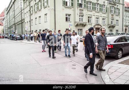 München, Bayern, Deutschland. 19. Mai 2017. Trotz Stornierung einer registrierten Freitag Gebet-Sitzung am Münchner Marienplatz, Muslime montiert und gingen dann die St.-Michael-Church in der Nähe für ihr Freitagsgebet. Die ursprüngliche Demonstration wurde aus Sicherheitsgründen '''' abgebrochen, nachdem radikalen rechten Figuren begann mit der Herstellung Beiträge auf social Networking über Gegenmaßnahmen zu ergreifen. Mit mindestens drei Mitgliedern des III. Weg militanten Neonazi-Terror-Gruppe sowie Golden Dawn waren anwesend, mit mindestens zwei Mitglieder des Pegida. Der ursprüngliche Zweck der Demonstration wurde von Massi P organisiert. Stockfoto