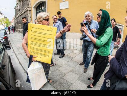 München, Bayern, Deutschland. 19. Mai 2017. Rechtsextreme Aktivist Maria Frank provoziert die Gebet-Teilnehmer zu Fuß innerhalb und außerhalb der Kirche. Trotz Stornierung einer registrierten Freitag Gebet-Sitzung am Münchner Marienplatz, Muslime montiert und gingen dann die St.-Michael-Church in der Nähe für ihr Freitagsgebet. Die ursprüngliche Demonstration wurde aus Sicherheitsgründen '''' abgebrochen, nachdem radikalen rechten Figuren begann mit der Herstellung Beiträge auf social Networking über Gegenmaßnahmen zu ergreifen. Mit mindestens drei Mitgliedern des III. Weg militanten Neonazi-Terror-Gruppe sowie Golden Dawn waren anwesend, mit einem Stockfoto