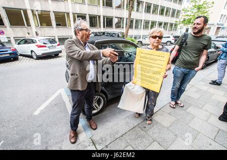 München, Bayern, Deutschland. 19. Mai 2017. Stadtrat Marion Offman (Mitglied des Rates der Juden) zeigt Far-Rechts Aktivist Maria Frank Provokateur Maria Frank Bilder aus in den Gebetsraum bestreiten ihre islamfeindlichen Ansprüche was innen stattfand. Trotz Stornierung einer registrierten Freitag Gebet-Sitzung am Münchner Marienplatz, Muslime montiert und gingen dann die St.-Michael-Church in der Nähe für ihr Freitagsgebet. Die ursprüngliche Demonstration wurde aus Sicherheitsgründen '''' abgebrochen, nachdem radikalen rechten Figuren begann mit der Herstellung Beiträge auf social Networking über Gegenmaßnahmen zu ergreifen Stockfoto