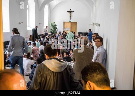 München, Bayern, Deutschland. 19. Mai 2017. In den Gebetsraum. Trotz Stornierung einer registrierten Freitag Gebet-Sitzung am Münchner Marienplatz, Muslime montiert und gingen dann die St.-Michael-Church in der Nähe für ihr Freitagsgebet. Die ursprüngliche Demonstration wurde aus Sicherheitsgründen '''' abgebrochen, nachdem radikalen rechten Figuren begann mit der Herstellung Beiträge auf social Networking über Gegenmaßnahmen zu ergreifen. Mit mindestens drei Mitgliedern des III. Weg militanten Neonazi-Terror-Gruppe sowie Golden Dawn waren anwesend, mit mindestens zwei Mitglieder des Pegida. Der ursprüngliche Zweck der demonstration Stockfoto