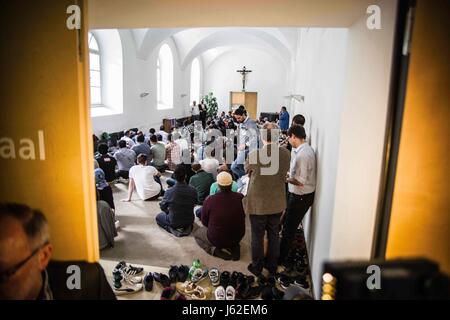 München, Bayern, Deutschland. 19. Mai 2017. In den Gebetsraum. Trotz Stornierung einer registrierten Freitag Gebet-Sitzung am Münchner Marienplatz, Muslime montiert und gingen dann die St.-Michael-Church in der Nähe für ihr Freitagsgebet. Die ursprüngliche Demonstration wurde aus Sicherheitsgründen '''' abgebrochen, nachdem radikalen rechten Figuren begann mit der Herstellung Beiträge auf social Networking über Gegenmaßnahmen zu ergreifen. Mit mindestens drei Mitgliedern des III. Weg militanten Neonazi-Terror-Gruppe sowie Golden Dawn waren anwesend, mit mindestens zwei Mitglieder des Pegida. Der ursprüngliche Zweck der demonstration Stockfoto