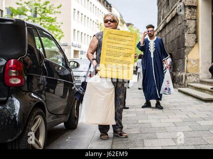 München, Bayern, Deutschland. 19. Mai 2017. Rechtsextreme Aktivist Maria Frank provoziert die Gebet-Teilnehmer zu Fuß innerhalb und außerhalb der Kirche. Trotz Stornierung einer registrierten Freitag Gebet-Sitzung am Münchner Marienplatz, Muslime montiert und gingen dann die St.-Michael-Church in der Nähe für ihr Freitagsgebet. Die ursprüngliche Demonstration wurde aus Sicherheitsgründen '''' abgebrochen, nachdem radikalen rechten Figuren begann mit der Herstellung Beiträge auf social Networking über Gegenmaßnahmen zu ergreifen. Mit mindestens drei Mitgliedern des III. Weg militanten Neonazi-Terror-Gruppe sowie Golden Dawn waren anwesend, mit einem Stockfoto
