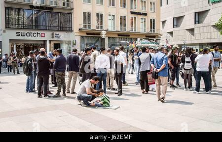München, Bayern, Deutschland. 19. Mai 2017. Trotz Stornierung einer registrierten Freitag Gebet-Sitzung am Münchner Marienplatz, Muslime montiert und gingen dann die St.-Michael-Church in der Nähe für ihr Freitagsgebet. Die ursprüngliche Demonstration wurde aus Sicherheitsgründen '''' abgebrochen, nachdem radikalen rechten Figuren begann mit der Herstellung Beiträge auf social Networking über Gegenmaßnahmen zu ergreifen. Mit mindestens drei Mitgliedern des III. Weg militanten Neonazi-Terror-Gruppe sowie Golden Dawn waren anwesend, mit mindestens zwei Mitglieder des Pegida. Der ursprüngliche Zweck der Demonstration wurde von Massi P organisiert. Stockfoto