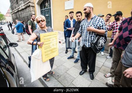 München, Bayern, Deutschland. 19. Mai 2017. Rechtsextreme Aktivist Maria Frank provoziert die Gebet-Teilnehmer zu Fuß innerhalb und außerhalb der Kirche. Trotz Stornierung einer registrierten Freitag Gebet-Sitzung am Münchner Marienplatz, Muslime montiert und gingen dann die St.-Michael-Church in der Nähe für ihr Freitagsgebet. Die ursprüngliche Demonstration wurde aus Sicherheitsgründen '''' abgebrochen, nachdem radikalen rechten Figuren begann mit der Herstellung Beiträge auf social Networking über Gegenmaßnahmen zu ergreifen. Mit mindestens drei Mitgliedern des III. Weg militanten Neonazi-Terror-Gruppe sowie Golden Dawn waren anwesend, mit einem Stockfoto