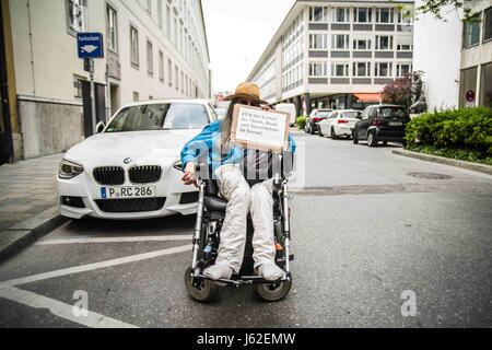 München, Bayern, Deutschland. 19. Mai 2017. Trotz Stornierung einer registrierten Freitag Gebet-Sitzung am Münchner Marienplatz, Muslime montiert und gingen dann die St.-Michael-Church in der Nähe für ihr Freitagsgebet. Die ursprüngliche Demonstration wurde aus Sicherheitsgründen '''' abgebrochen, nachdem radikalen rechten Figuren begann mit der Herstellung Beiträge auf social Networking über Gegenmaßnahmen zu ergreifen. Mit mindestens drei Mitgliedern des III. Weg militanten Neonazi-Terror-Gruppe sowie Golden Dawn waren anwesend, mit mindestens zwei Mitglieder des Pegida. Der ursprüngliche Zweck der Demonstration wurde von Massi P organisiert. Stockfoto