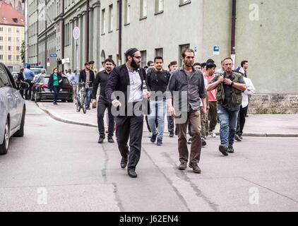 München, Bayern, Deutschland. 19. Mai 2017. Trotz Stornierung einer registrierten Freitag Gebet-Sitzung am Münchner Marienplatz, Muslime montiert und gingen dann die St.-Michael-Church in der Nähe für ihr Freitagsgebet. Die ursprüngliche Demonstration wurde aus Sicherheitsgründen '''' abgebrochen, nachdem radikalen rechten Figuren begann mit der Herstellung Beiträge auf social Networking über Gegenmaßnahmen zu ergreifen. Mit mindestens drei Mitgliedern des III. Weg militanten Neonazi-Terror-Gruppe sowie Golden Dawn waren anwesend, mit mindestens zwei Mitglieder des Pegida. Der ursprüngliche Zweck der Demonstration wurde von Massi P organisiert. Stockfoto