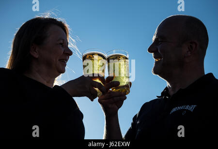 Halten Sie Andrea Parrandier und Stefan Moellmer, Betreiber von traditionellen Biergarten "Drosselbart", Gläser Apfelwein im outdoor-Bereich ihre Biergarten in Frankfurt/Main, Deutschland, 11. Mai 2017. Foto: Boris Roessler/dpa Stockfoto