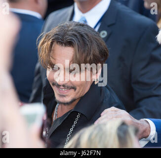 Schauspieler Johnny Depp besucht die Premiere von Disneys "Pirates Of The Caribbean: Dead Männer sagen Nein Geschichten bei Dolby Theater am 18. Mai 2017 in Hollywood, Kalifornien Stockfoto