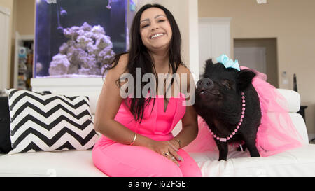 Wellington, Florida, USA. 19. Mai 2017. Jahaira Zamora-Duran, 25, mit blauen, ihr 3-Year-Old, Pot bellied Therapie Schwein in Wellington, Florida am 19. Mai 2017. Bildnachweis: Allen Eyestone/The Palm Beach Post/ZUMA Draht/Alamy Live-Nachrichten Stockfoto