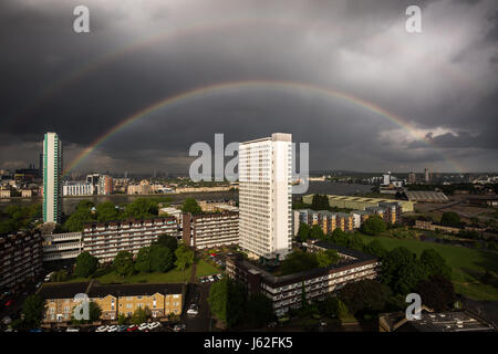 London, UK. 19. Mai 2017. UK-Wetter: Massive bunte doppelter Regenbogen bricht während eines Nachmittags Gewitter über eine Süd-Ost-London-Wohnsiedlung © Guy Corbishley/Alamy Live News Stockfoto