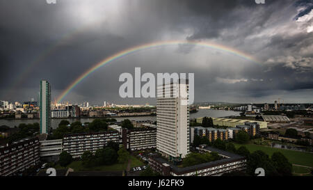 London, UK. 19. Mai 2017. UK-Wetter: Massive bunte doppelter Regenbogen bricht während eines Nachmittags Gewitter über eine Süd-Ost-London-Wohnsiedlung © Guy Corbishley/Alamy Live News Stockfoto