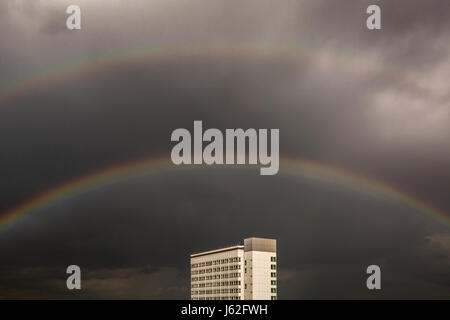 London, UK. 19. Mai 2017. UK-Wetter: Massive bunte doppelter Regenbogen bricht während eines Nachmittags Gewitter über eine Süd-Ost-London-Wohnsiedlung © Guy Corbishley/Alamy Live News Stockfoto