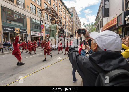 Montreal, Kanada. 19. Mai 2017. Royal de Luxe Riesen im Rahmen der Gedenkfeiern zum 375-jährigen Jubiläum der Montreal Credit: Marc Bruxelle/Alamy Live News Stockfoto