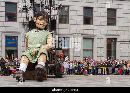 Montreal, Kanada. 19. Mai 2017. Royal de Luxe Riesen im Rahmen der Gedenkfeiern zum 375-jährigen Jubiläum der Montreal Credit: Marc Bruxelle/Alamy Live News Stockfoto