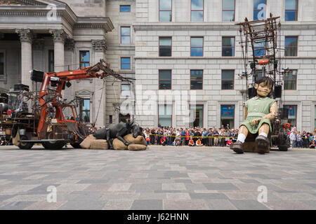 Montreal, Kanada. 19. Mai 2017. Royal de Luxe Riesen im Rahmen der Gedenkfeiern zum 375-jährigen Jubiläum der Montreal Credit: Marc Bruxelle/Alamy Live News Stockfoto