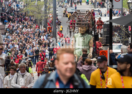 Montreal, Kanada. 19. Mai 2017. Royal de Luxe Riesen im Rahmen der Gedenkfeiern zum 375-jährigen Jubiläum der Montreal Credit: Marc Bruxelle/Alamy Live News Stockfoto