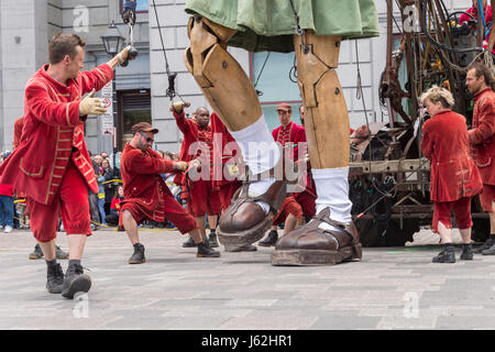 Montreal, Kanada. 19. Mai 2017. Royal de Luxe Riesen im Rahmen der Gedenkfeiern zum 375-jährigen Jubiläum der Montreal Credit: Marc Bruxelle/Alamy Live News Stockfoto