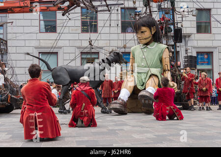 Montreal, Kanada. 19. Mai 2017. Royal de Luxe Riesen im Rahmen der Gedenkfeiern zum 375-jährigen Jubiläum der Montreal Credit: Marc Bruxelle/Alamy Live News Stockfoto