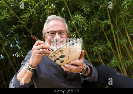 Alte Menschen mit einer Schüssel zu essen Stockfoto