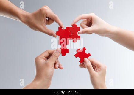 Die Hand, die das puzzle Stockfoto