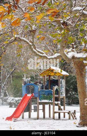 Rote Pantoffel Seite auf dem Spielplatz mit Schnee bedeckt. Stockfoto