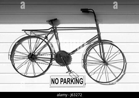 ein kein Parkin-Signal in der Garage Tür und Antik Fahrrad hängen Stockfoto