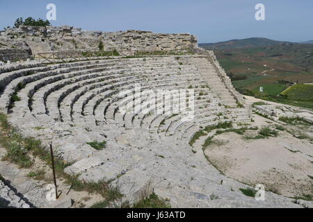 Reste der griechischen Theater auf einem Hügel in segesta Sizilien Insel in Italien. auf einem Hügel mit schöner Aussicht, interessante Panorama. Stockfoto