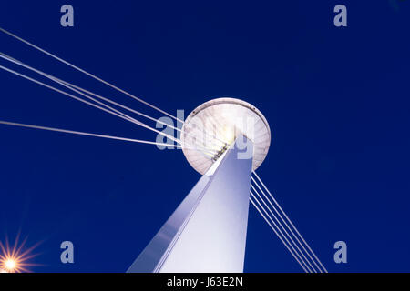 Der Ufo-Turm auf der Donau-Brücke bei Nacht in Bratislava Stockfoto