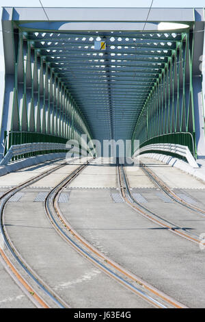 Eine Straßenbahn auf einer Brücke in Bratislava Stockfoto