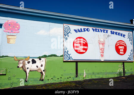 Valparaiso Indiana, Valpo Velvet Shoppe, Eismaschine, Wandgemälde, skurrile Kuh, Milchprodukte, gefrorenes Dessert, Schild, Eisbecher, IN080722004 Stockfoto