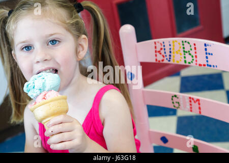 Valparaiso Indiana, Valpo Velvet Shoppe, Eismaschine, Milchprodukte, gefrorenes Dessert, Mädchen, junge Jugendliche Jugendliche weibliche Kinder Kinder Kinder Kinder Stockfoto