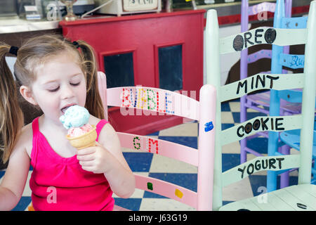 Valparaiso Indiana, Valpo Velvet Shoppe, Eismaschine, Milchprodukte, gefrorenes Dessert, Mädchen, junge Jugendliche Jugendliche weibliche Kinder Kinder Kinder Kinder Stockfoto