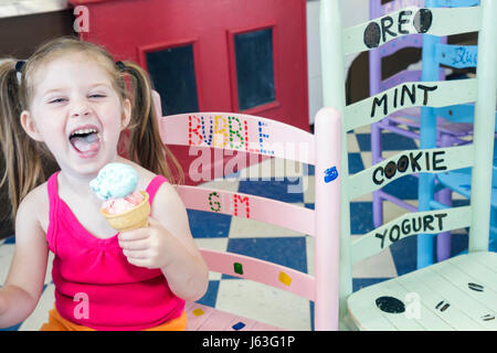 Valparaiso Indiana, Valpo Velvet Shoppe, Eismaschine, Milchprodukte, gefrorenes Dessert, Mädchen, junge Jugendliche Jugendliche weibliche Kinder Kinder Kinder Kinder Stockfoto