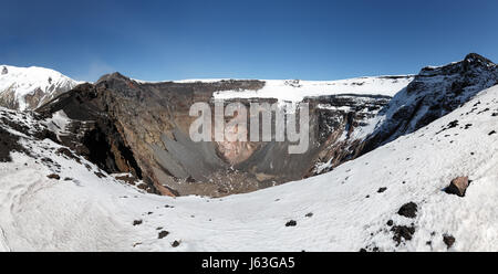 Panorama-Vulkanlandschaft der Kamtschatka-Halbinsel: große Krater des Vulkan Tolbachik mit steilen Flanken und Gletschern. Russischen Fernen Osten. Stockfoto