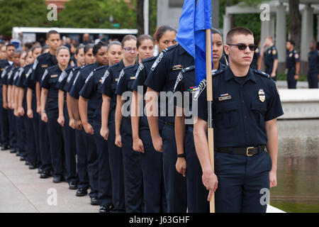 Law Enforcement Entdecker (Polizei Entdecker) zollen Polizisten, die bei Law Enforcement Officers Nationaldenkmal gestorben Tribut. Stockfoto