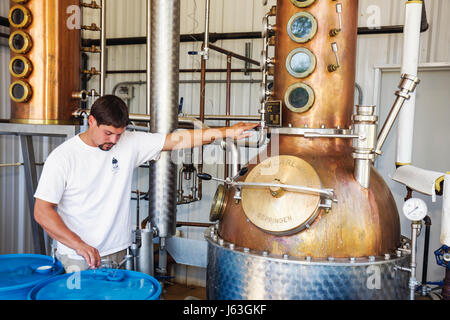 Michigan Baroda, The Round Barn Winery Distillery & Brewery, Familienfamilien, Eltern, Kinder, eigenes Unternehmen, Edelstahl, Kupferstille, V Stockfoto