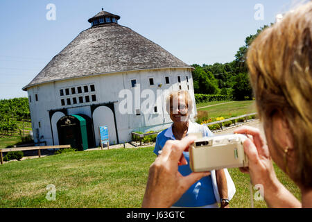 Michigan Baroda, The Round Barn Winery Distillery & Brewery, weibliche Frauen, restaurierte Amish-Scheune, Gebäude, Foto machen, Kamera, digital, MI080715036 Stockfoto