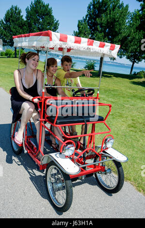 Michigan Traverse City, West Arm Grand Traverse Bay, Clinch Park, junge Jungen, männliche Kinder Kinder Kinder Jugendliche, zwei Mädchen, Teenager, Teenager, Surrey, Allrad, Stockfoto