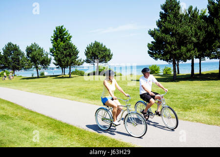 Michigan Traverse City, West Arm Grand Traverse Bay, Clinch Park, Frau weibliche Frauen, Mann Männer, Paar, Fahrrad, Radfahren, Reiten, Radfahren, Fahrer, Fahrrad, Fahrt, Stockfoto