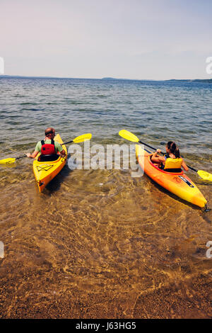 Michigan Traverse City, West Arm Grand Traverse Bay, Clinch Park, Kajak, Mann Männer männlich, Frau weibliche Frauen, Wasser, Sport, Aktivität, Erholung, Ruder, Paddel, Yello Stockfoto