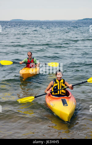 Michigan Traverse City, West Arm Grand Traverse Bay, Clinch Park, Kajak, Mann Männer männlich, Frau weibliche Frauen, Wasser, Sport, Aktivität, Erholung, Ruder, Paddel, Yello Stockfoto