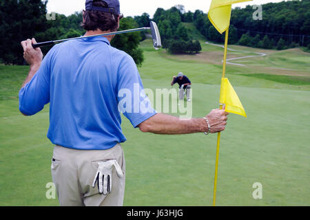 Michigan Traverse City, Suttons Bay, Leelanau Peninsula, Leelanau Club, Golfplatz, Männer männlich, Putting Green, Sport, Putter, Flagge, Spiel, Erholung im Freien, ein Stockfoto