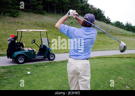 Traverse City Michigan, Suttons Bay Water, Leelanau Peninsula, Leelanau Club, Golfplatz, Erwachsene Erwachsene Männer männlich, Wagen, Korb, Trolley, Club, Schaukel, Tee sho Stockfoto